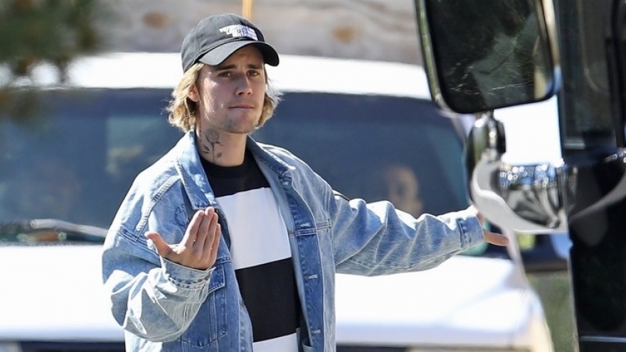 Justin Bieber diện đồ cá tính, hào hứng tìm chỗ đỗ xe cho lái xe riêng