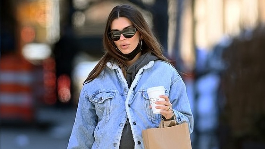 Emily Ratajkowski diện đồ denim cá tính giấu bụng bầu