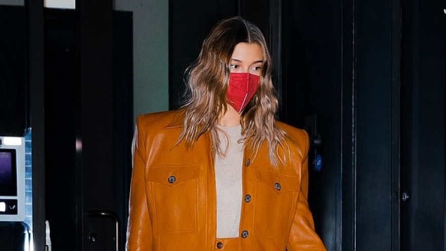 Hailey Baldwin lên đời phong cách với set đồ da hàng hiệu