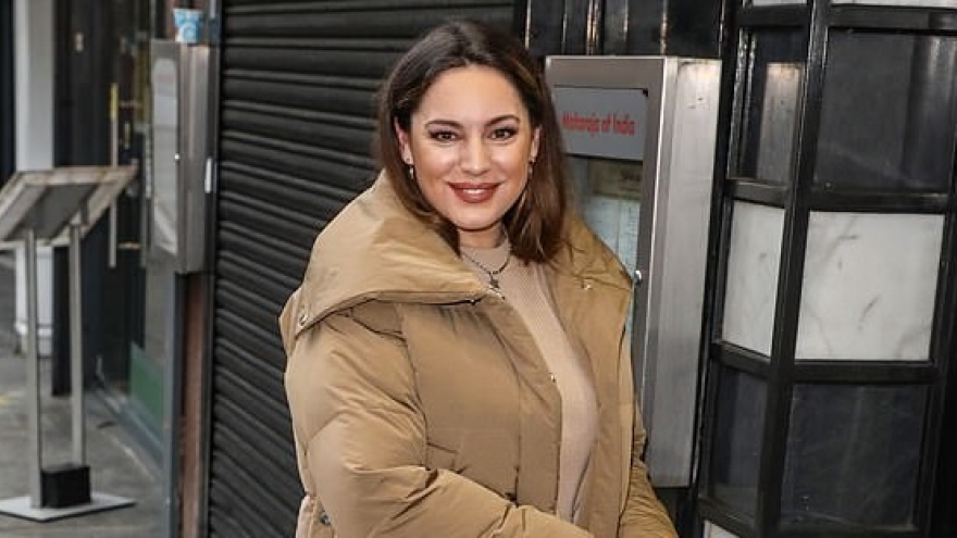 Kelly Brook rạng rỡ đến công sở