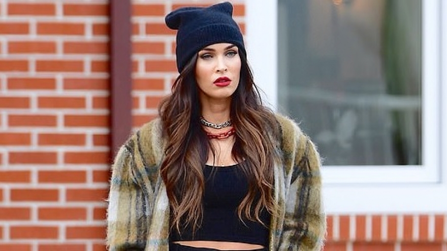 Megan Fox trang điểm đậm, tự lái siêu xe ra phố