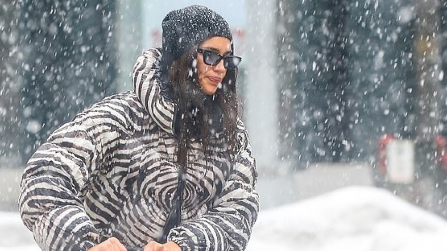 Irina Shayk gặp khó khăn khi đưa con gái ra phố trong "cơn bão" tuyết