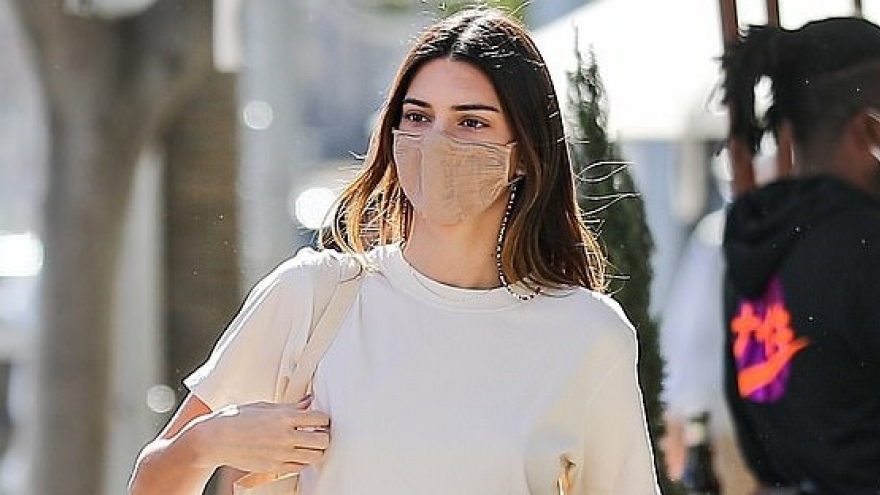 Kendall Jenner xinh đẹp đi chơi cùng bạn bè sau tin đồn chia tay