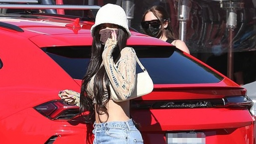 Kylie Jenner diện croptop khoe eo thon, lái siêu xe đi ăn trưa cùng bạn bè