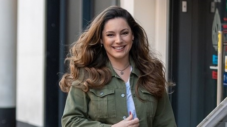 Kelly Brook trang điểm nhẹ nhàng, rạng rỡ ra phố