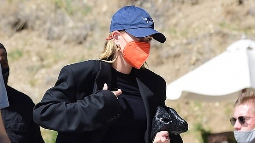 Hailey Baldwin diện đồ hiệu cá tính ra phố 