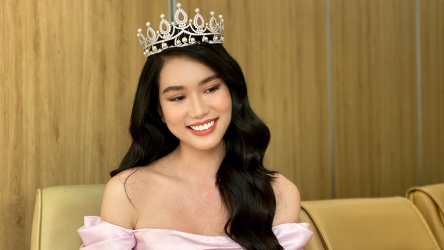Á Hậu Phương Anh "nuốt mic" khi trò chuyện bằng tiếng Anh