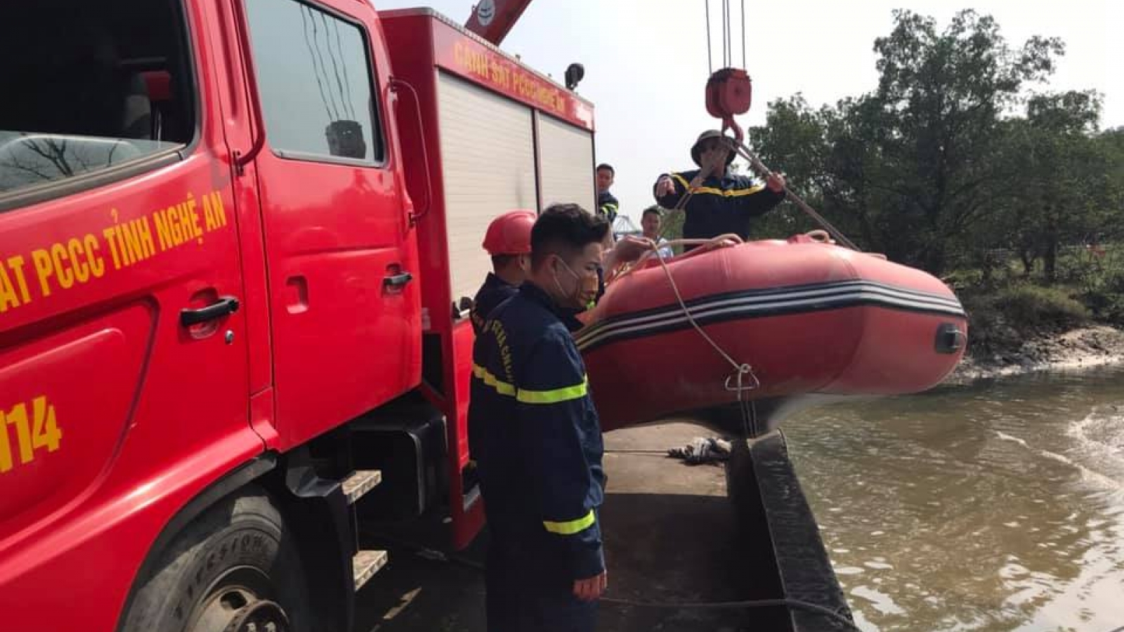 Nam thanh niên để lại xe máy trên cầu, gieo mình xuống sông Lam nghi tự vẫn