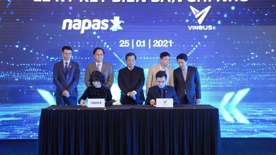 Vinbus và Napas ký thỏa thuận hợp tác thanh toán vé điện tử