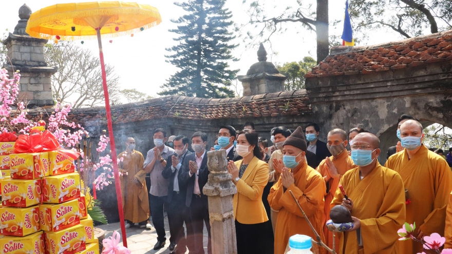 Yen Tu spring festival opens amid tight anti-coronavirus measures