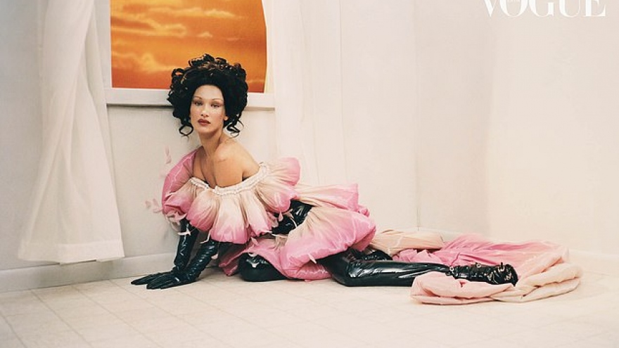 Bella Hadid hóa quý cô gợi cảm với phong cách cổ điển trên tạp chí Vogue