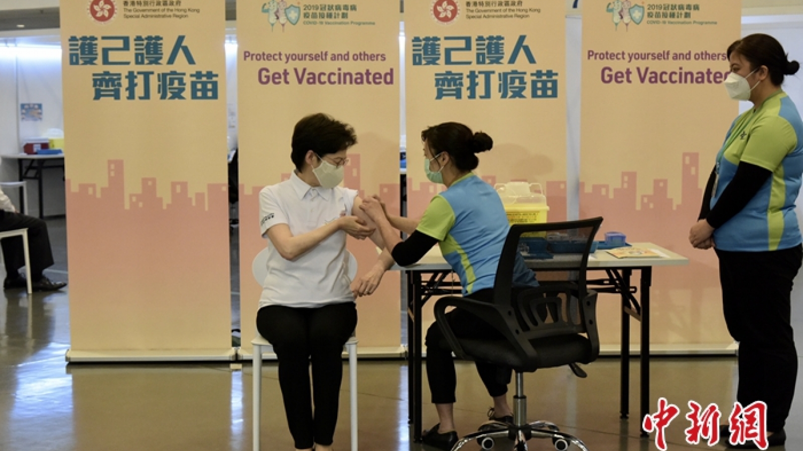 Quan chức Hong Kong (Trung Quốc) tiêm vaccine ngừa Covid-19