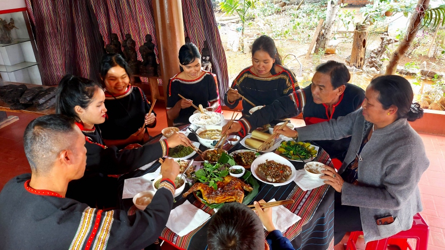 Bữa cơm sum họp đầu năm - Kết nối các thế hệ người Êđê