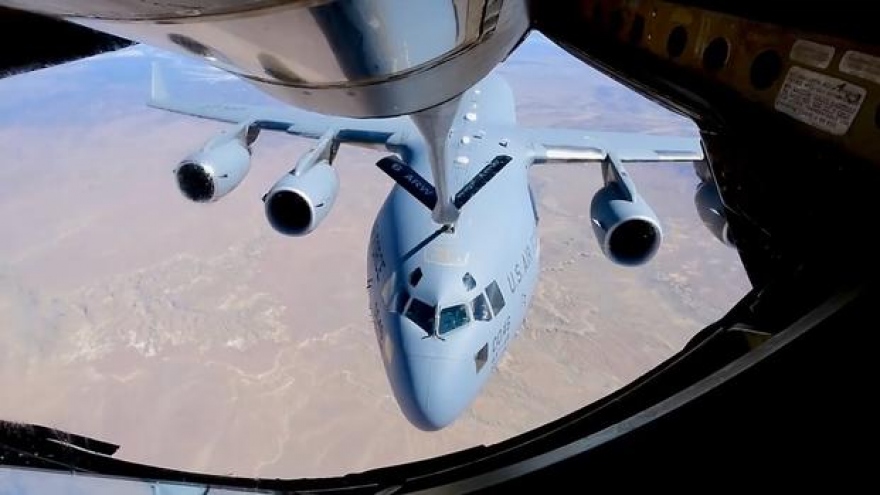Vận tải cơ C-17 Globlemaster được tiếp nhiên liệu trên đường tới Thái Bình Dương