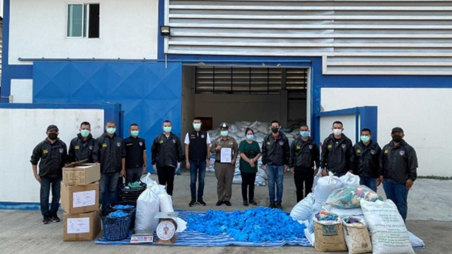 Thái Lan thu giữ 37 tấn găng tay đã qua sử dụng chuẩn bị được đưa ra thị trường