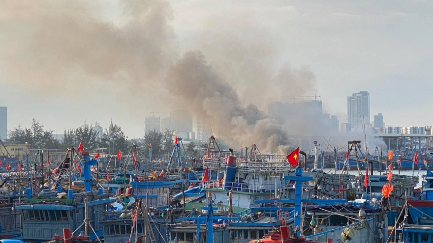 Nóng: Cháy ở âu thuyền Thọ Quang thiêu rụi 3 tàu cá của ngư dân Bình Định
