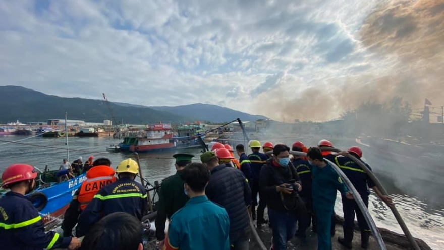 Cháy ở âu thuyền Thọ Quang thiêu rụi 3 tàu cá của ngư dân Bình Định