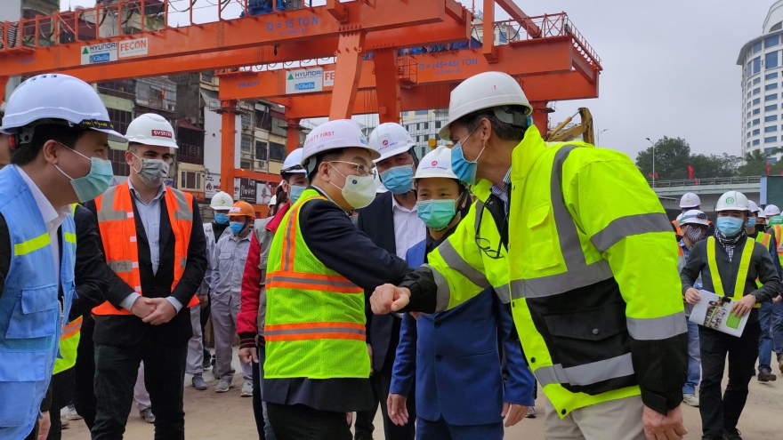 Chủ tịch TP Hà Nội Chu Ngọc Anh thăm công nhân đang thi công nhà ga S9 - Kim Mã