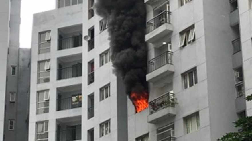 Cháy chung cư Mipec Long Biên khiến người dân hoảng loạn tháo chạy