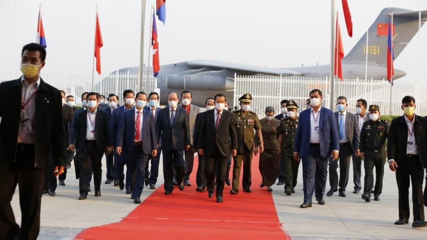 Thủ tướng Campuchia ra sân bay nhận lô vaccine Covid-19 đầu tiên do Trung Quốc viện trợ
