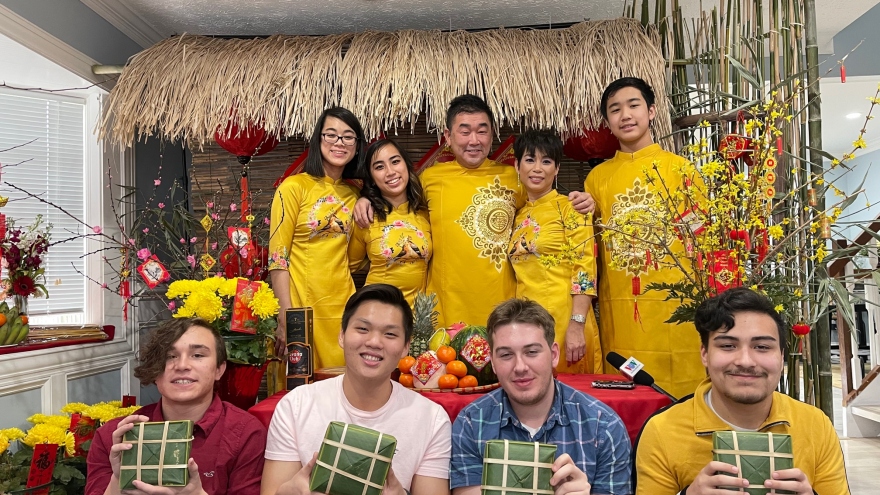 Cộng đồng người Việt tại Mỹ gói bánh chưng, giữ gìn nét đẹp Tết cổ truyền