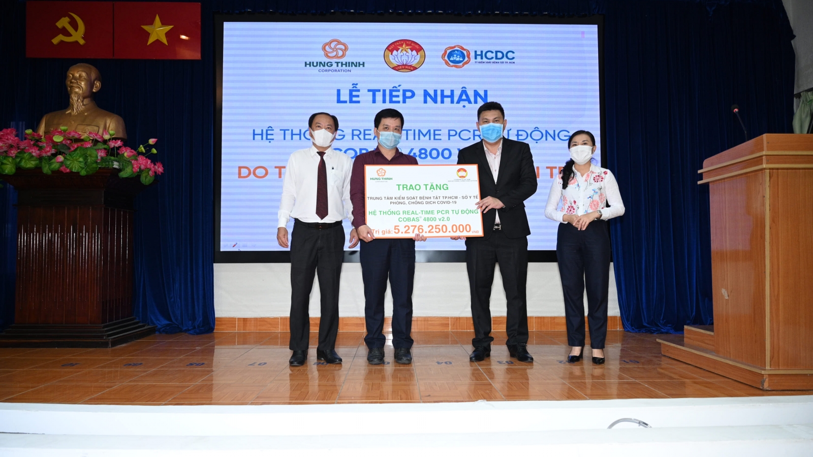 Tập đoàn Hưng Thịnh tặng máy xét nghiệm tự động Covid-19 hơn 5,3 tỷ đồng cho CDC TP.HCM