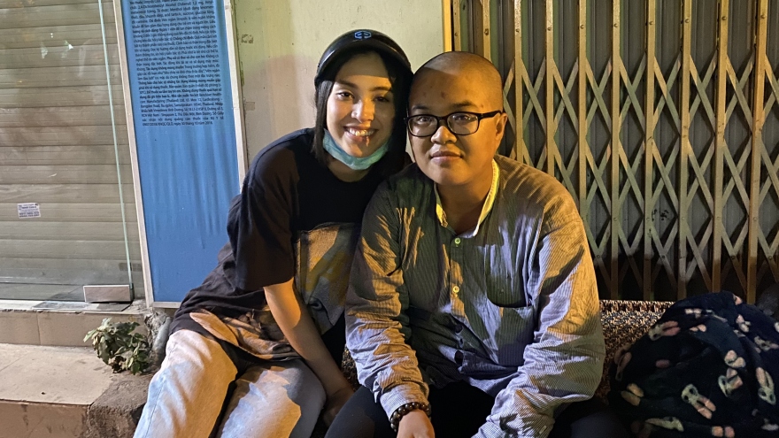 Tiểu Vy, Lương Thùy Linh tặng quà cho người vô gia cư ở TP.HCM 