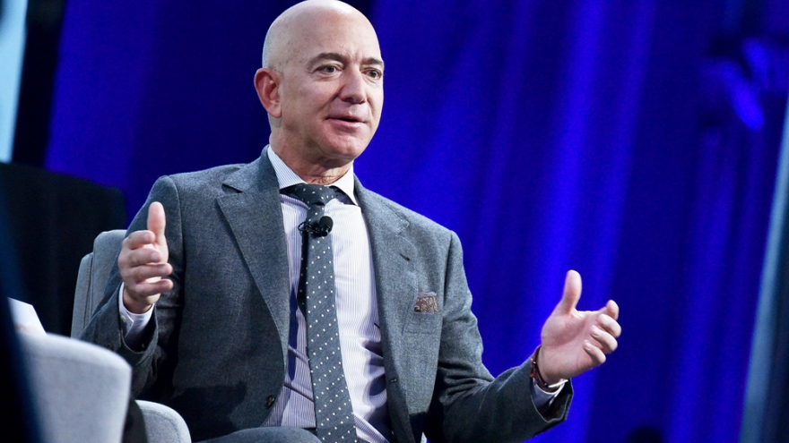 Tỷ phú Jeff Bezos bất ngờ rút khỏi vị trí CEO Amazon