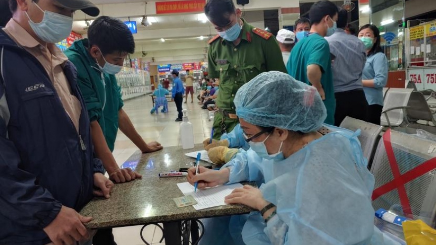 Nhân viên y tế làm việc xuyên Tết để lấy mẫu xét nghiệm trên diện rộng