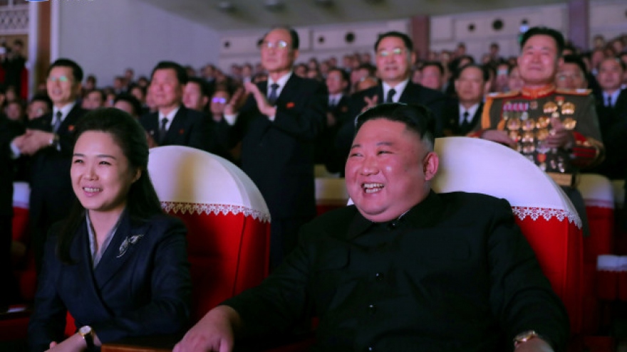 Phu nhân ông Kim Jong-un lần đầu xuất hiện trước công chúng sau hơn 1 năm