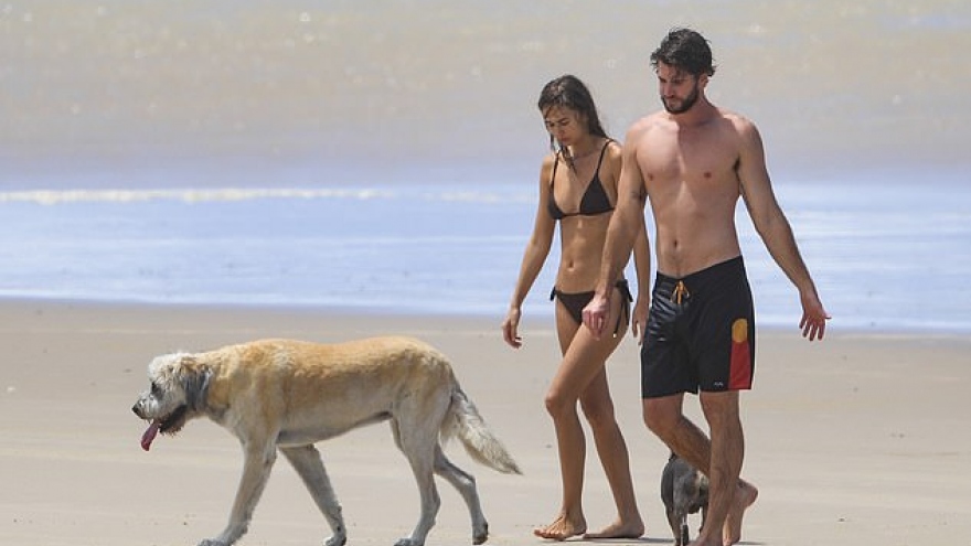 Liam Hemsworth ngọt ngào ôm bạn gái trên bãi biển