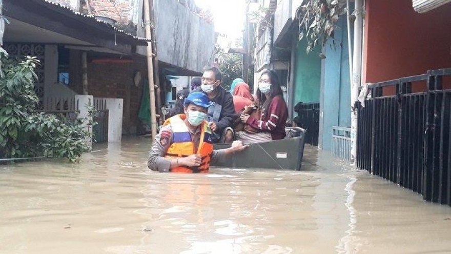 Lũ lụt gây mất điện, sơ tán ở thủ đô Jakarta của Indonesia