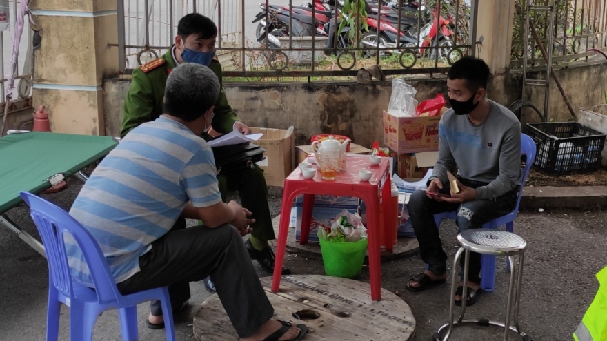 Hai tài xế điều khiển ô tô vượt chốt kiểm dịch COVID-19 ở Yên Bái