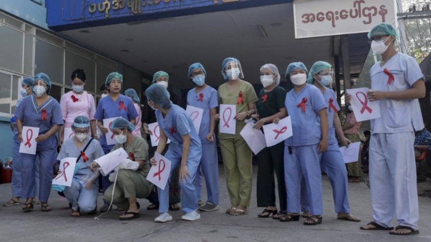 Nhân viên khắp Myanmar nghỉ việc, phản đối đảo chính quân sự
