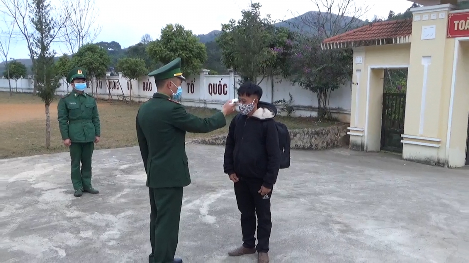 Tạm giữ đối tượng nhập cảnh trái phép