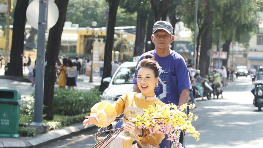 Sam mặc áo dài, hát nghêu ngao trên đường phố trong "Quà tặng bất ngờ"