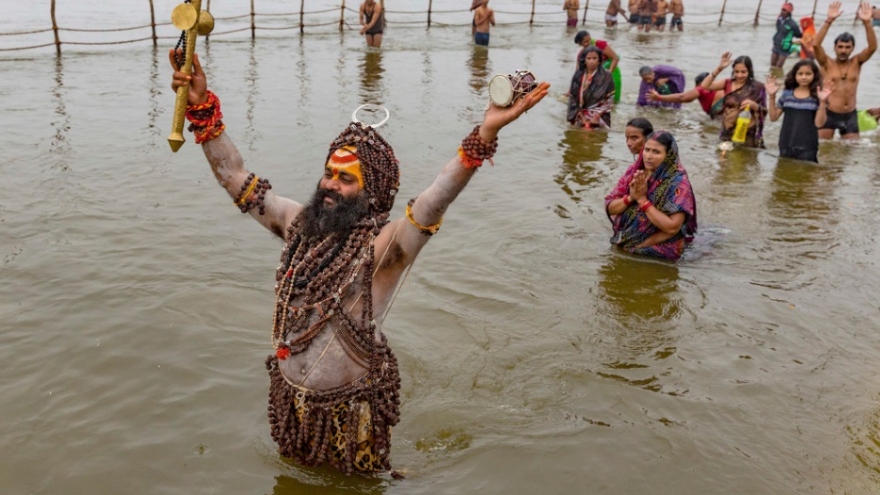 Bất chấp dịch bệnh Covid-19, hàng triệu tín đồ Ấn Độ giáo vẫn tham gia Lễ Magh Mela