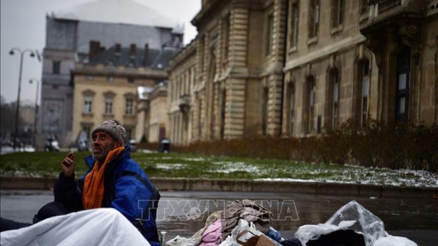  Pháp dựng lều bạt cho người vô gia cư trong mùa đông băng giá