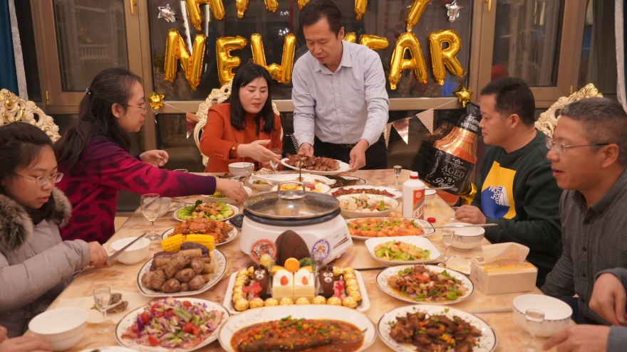 Bữa cơm Tất niên tại một gia đình Vũ Hán