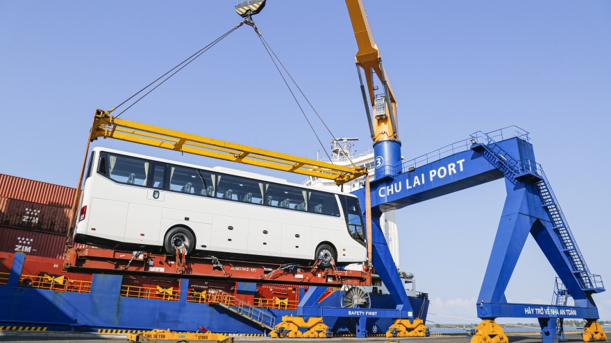 Trong một ngày, THACO đã xuất khẩu hơn 200 ô tô và linh kiện phụ tùng