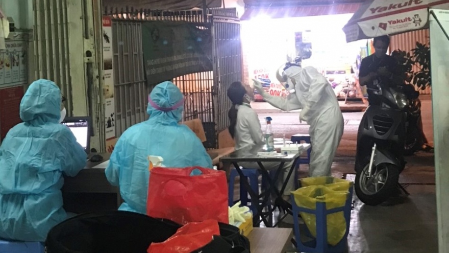 TPHCM lấy mẫu xét nghiệm lại cho các nhân viên sân bay Tân Sơn Nhất