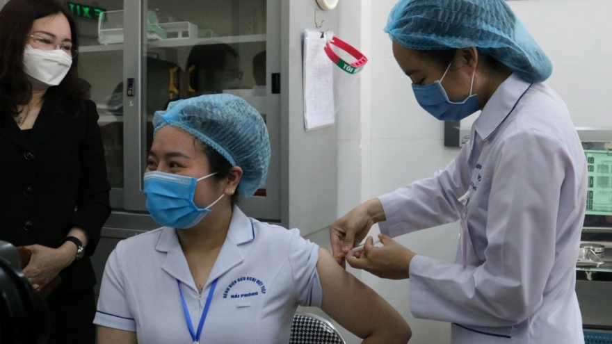 COVID-19 vaccination campaign begins in Hai Phong and Da Nang