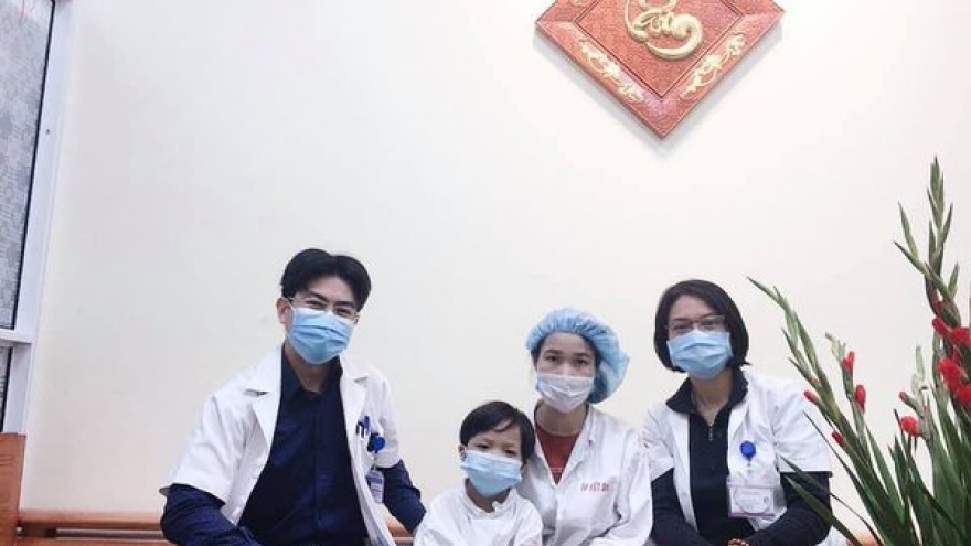 Bệnh nhi ghép tim nhỏ tuổi nhất Việt Nam xuất viện