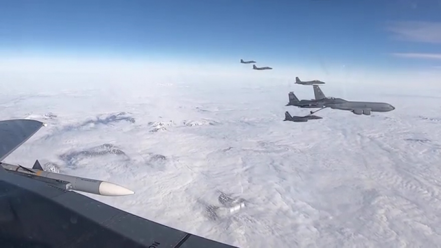 Xem tiêm kích F-15 phóng tên lửa trên bầu trời Đại Tây Dương