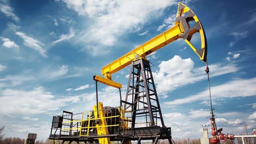 Giá dầu thô quay đầu giảm mạnh, tuột mốc 70 USD/thùng