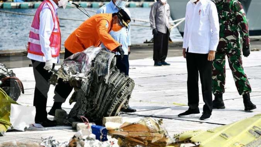 Indonesia tìm thấy phần còn lại của hộp đen máy bay rơi xuống biển