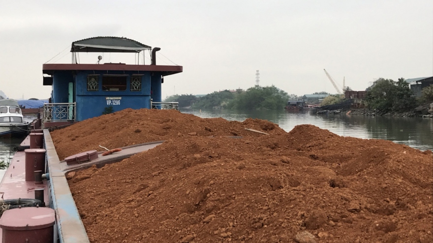 Bắt giữ 2 vụ vận chuyển cát và quặng đất không rõ nguồn gốc tại Quảng Ninh