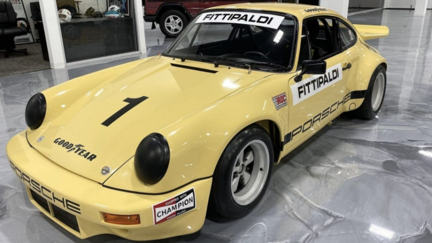Mẫu xe đua hiếm và độc đáo Porsche 911 RSR được rao bán với giá 2,2 triệu USD