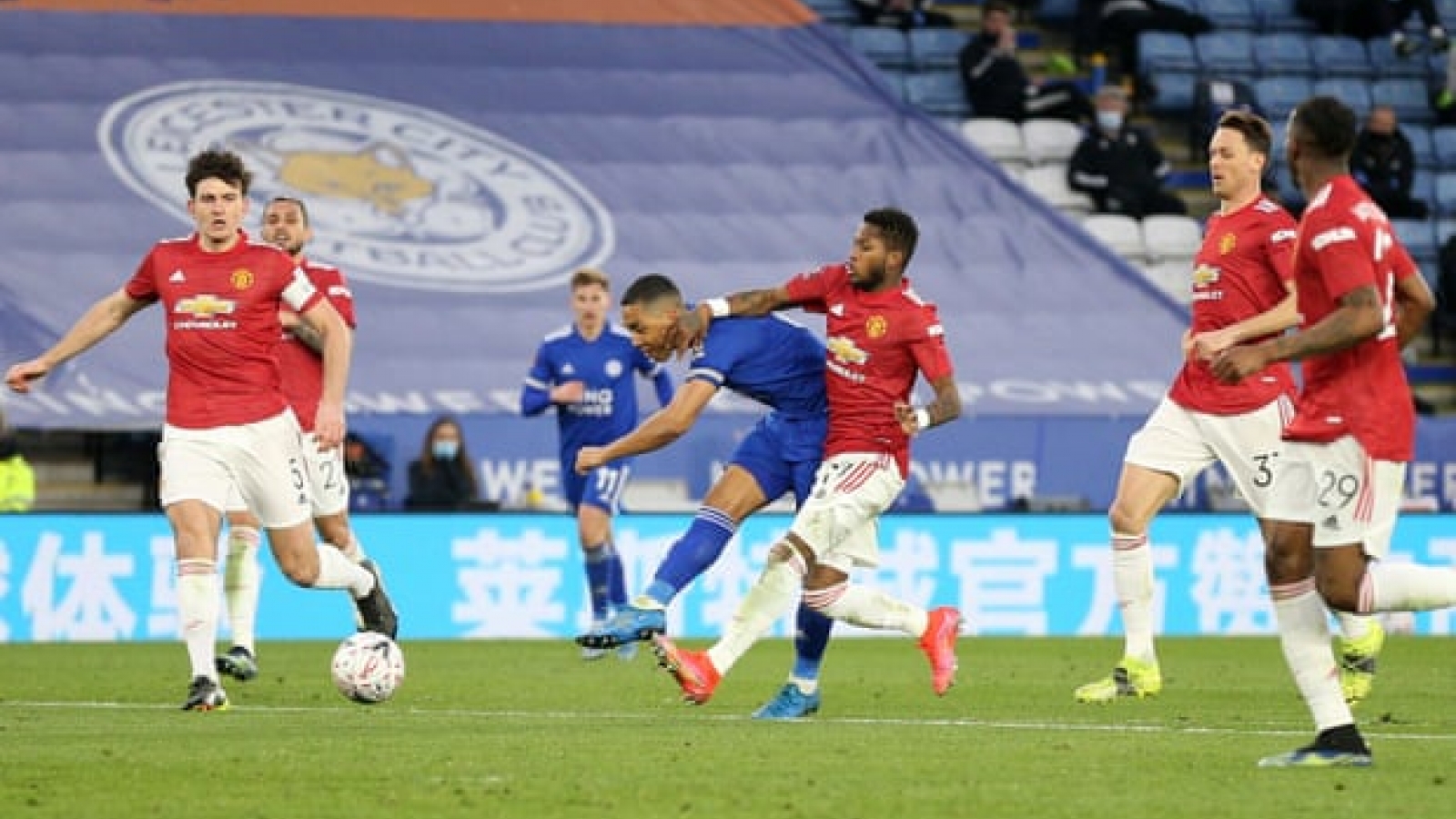 Đứt chuỗi 13 trận bất bại trước Leicester City, MU bị hất văng khỏi FA Cup
