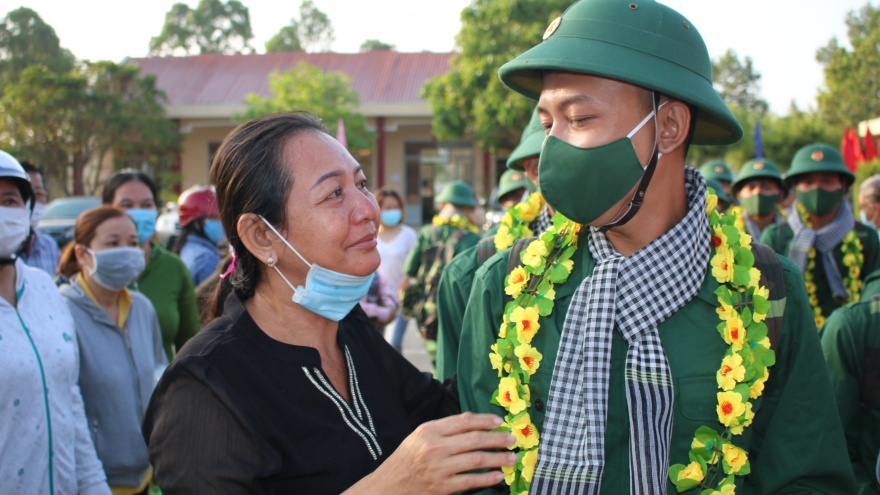 Thanh niên Long An phấn khởi lên đường nhập ngũ 